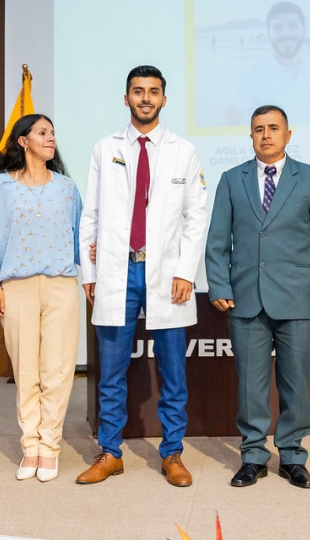Imposición de insignias a estudiantes de Medicina