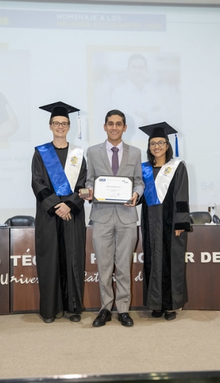 Homenaje a mejores estudiantes UTPL 2025