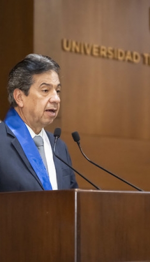 Condecoración a Carlos Calderón