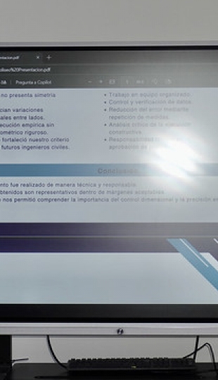 Entrega de planos al colegio Daniel Álvarez Burneo como parte de un proyecto de innovación