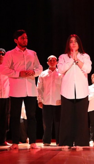 Carrera de Comunicación presentó la obra de teatro "Espejos" Carrera de Comunicación presentó la obra de teatro "Espejos"