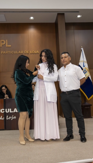 Imposición de Insignias – Carrera de Medicina