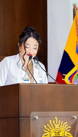 Imposición de insignias a estudiantes de Medicina Imposición de insignias a estudiantes de Medicina