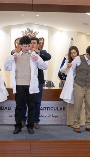 Imposición de mandiles | Carrera de Bioquímica y Farmacia