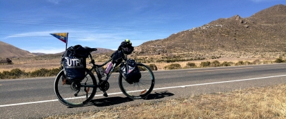 En bici al fin del mundo es el viaje que realiza Cynthia Valladares por Sudamérica, luego de graduarse en la carrera de Gestión Ambiental de la UTPL