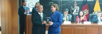 Graduado-UTPL-recibe-reconocimiento