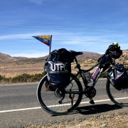 En bici al fin del mundo es el viaje que realiza Cynthia Valladares por Sudamérica, luego de graduarse en la carrera de Gestión Ambiental de la UTPL