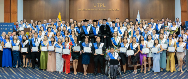 UTPL_entrega_a_su_primera_promoción_de_graduados 