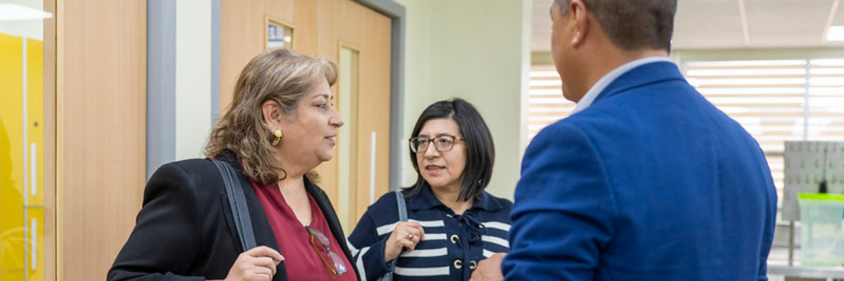 martha macías, presidenta de la comisión permanente del CACES visitó la UTPL